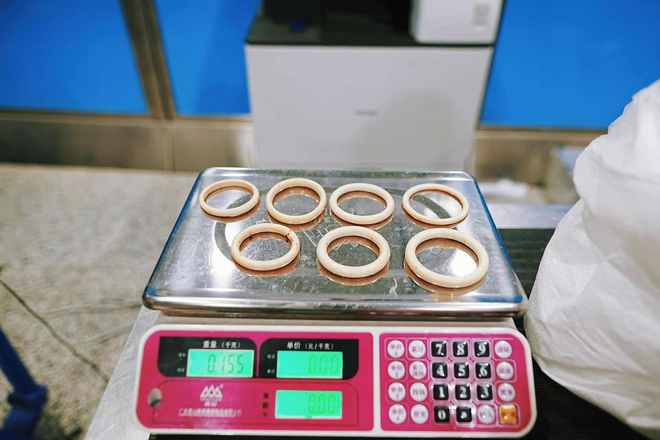 攜帶水果 龍蝦近9千克還藏匿7件象牙制品,一入境行李被上海海關攔截